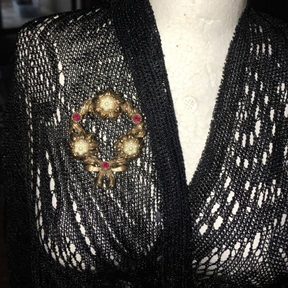 AVON VINTAGE Wreath Pin Brooch - Picture 3 of 4